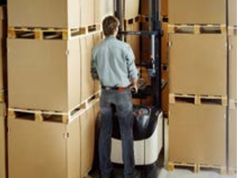 窄底盤和中置式舵柄設計